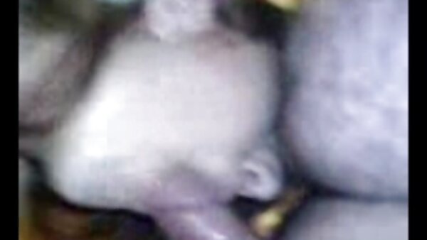 Бебе со манжетни со сочен задник Абела Денџер ја заебава и кремизира напалениот љубовник