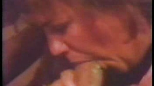 Либиденозната љубителка Брус Венчр го добива нејзиниот заебан кучешки стил со пичка во кујната